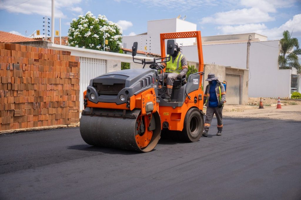 Pavimentação asfáltica em obra da Construtora Gonçalo