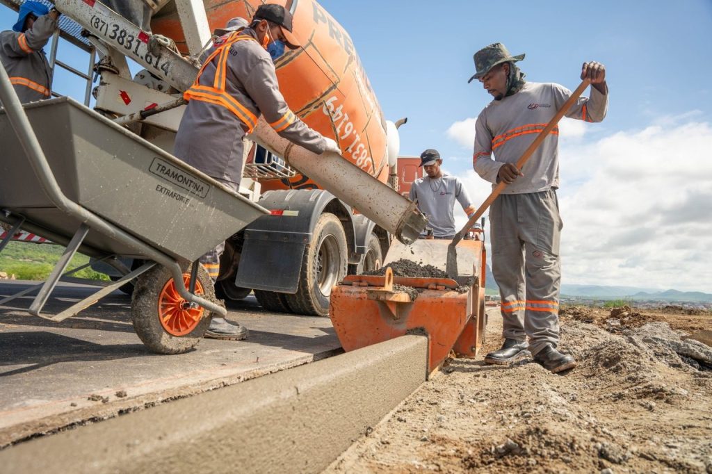 Concretagem pela equipe da Construtora Gonçalo