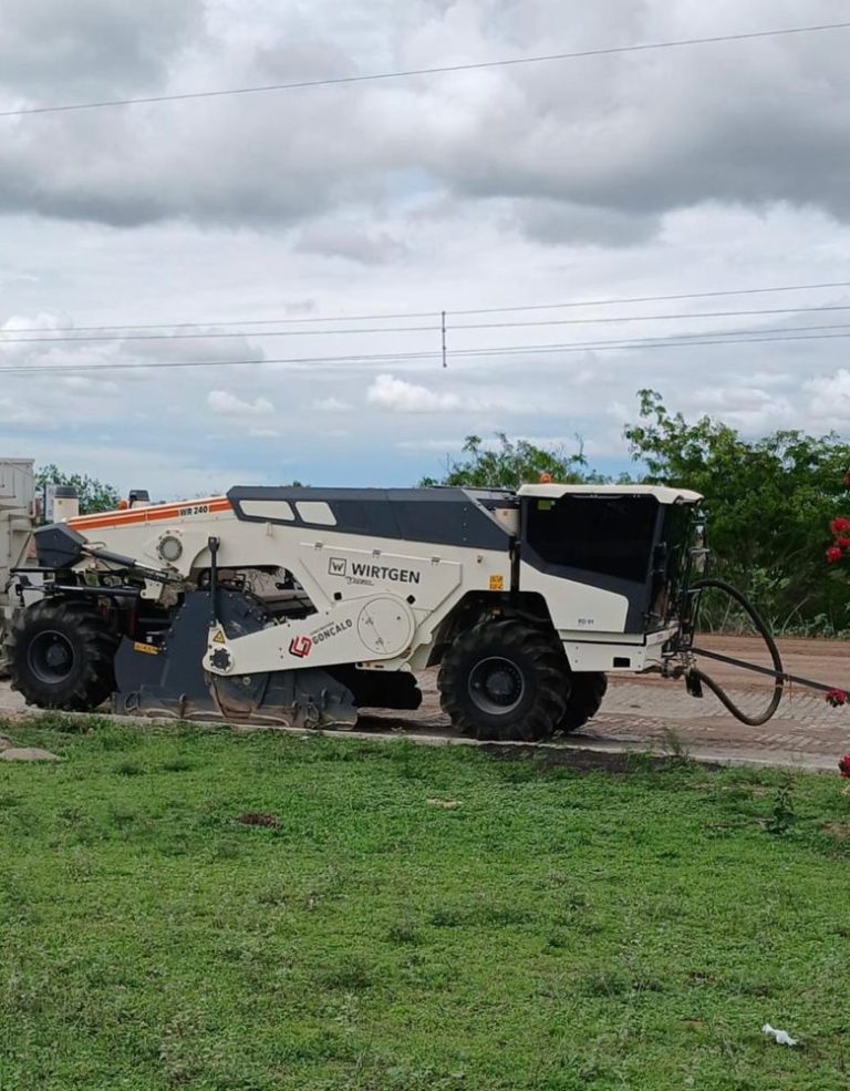 Recicladora de solo Wirtgen WR 240 da Construtora Gonçalo