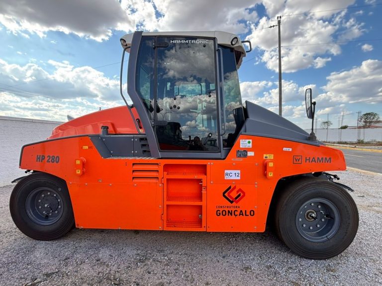 Rolo compactador HAMM HP 280 da Construtora Gonçalo