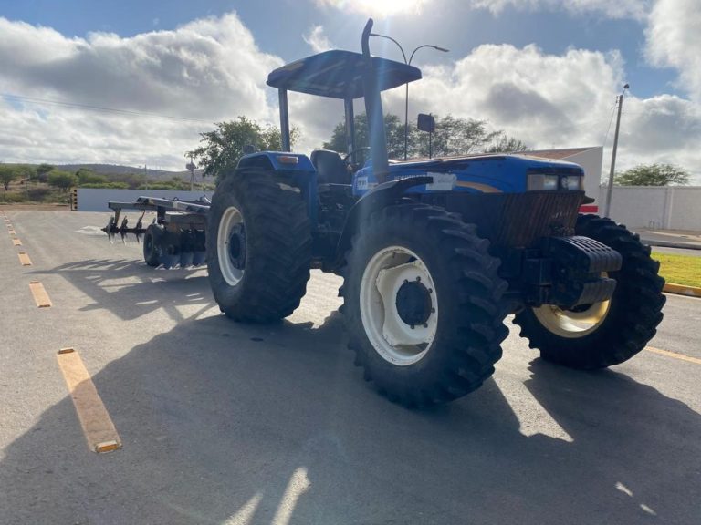 Trator New Holland da Construtora Gonçalo