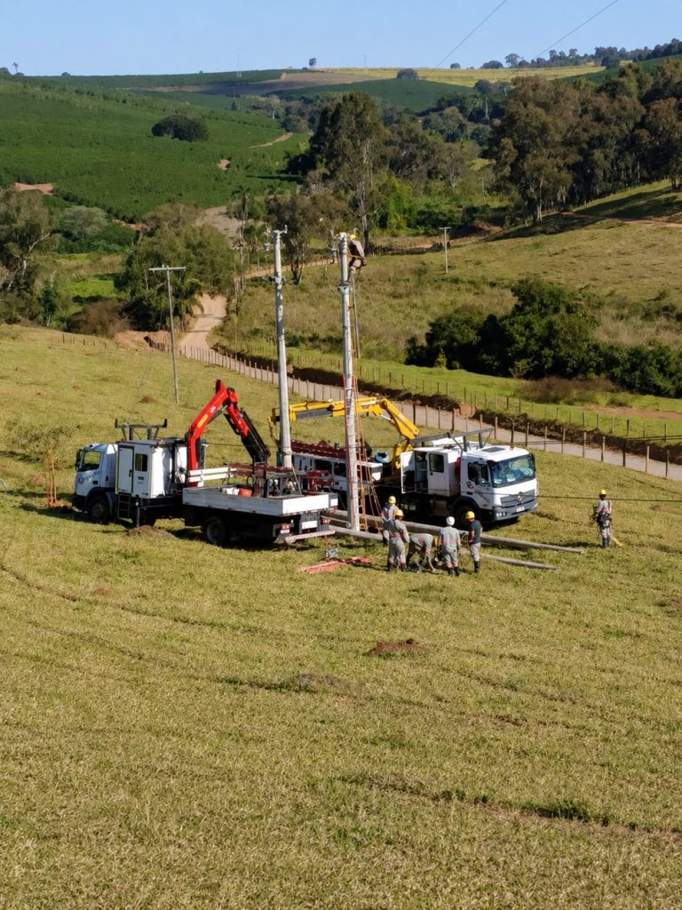 Equipe da Construtora Gonçalo em instalação de rede elétrica no campo